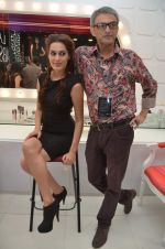 Amrit Maghera gets a new look by Cory Walia at Lakme Absolute event  on 3rd Aug 2012 (51).JPG